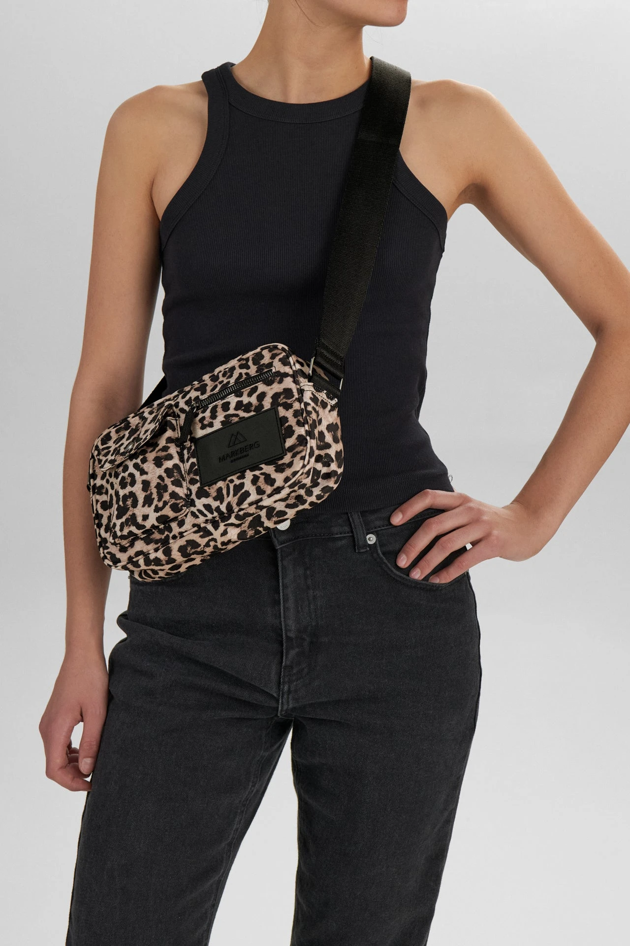 DarlaMBG Leopard Crossbody Taske, Monochrome 2 DarlaMBG Leopard Crossbody Taske, Monochrome - Image 2