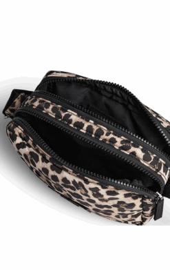 LessMBG Leopard Crossbody Taske, Recycled -Tasker Shop markberg dk crossbody bag one size lessmbg crossbody taske recycled 58981192794451