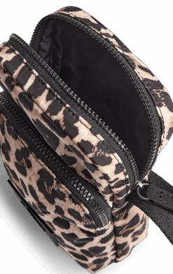 ReachMBG Leopard Mobiltaske, Recycled -Tasker Shop markberg dk crossbody bag one size reachmbg mobiltaske recycled 59269496930643