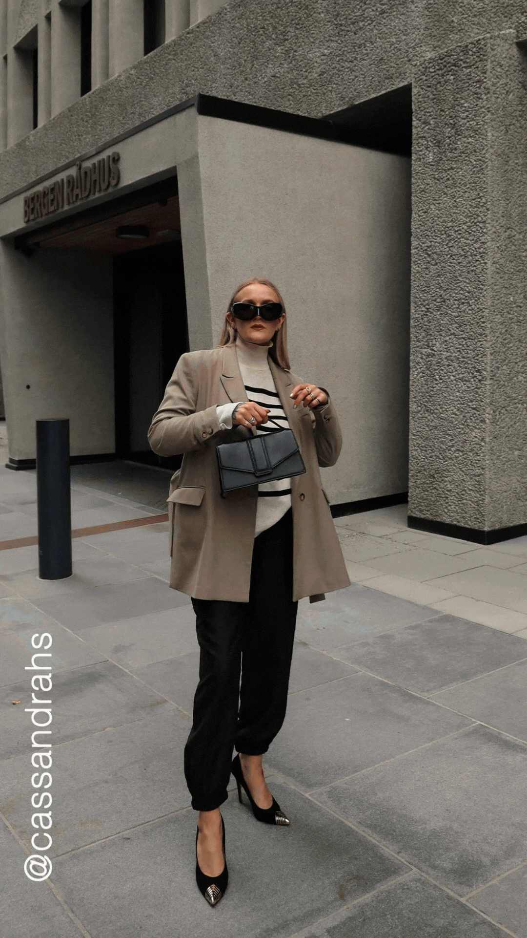 ZoeMBG Crossbody Taske, Grain, Gold 3 ZoeMBG Crossbody Taske, Grain, Gold - Image 3