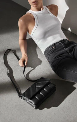 SusanaMBG Crossbody Taske, Asymmetric Puffer -Tasker Shop markberg dk crossbody taske one size susanambg crossbody taske asymmetric puffer 39746191982834