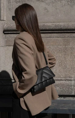 SusanaMBG Crossbody Taske, Asymmetric Puffer -Tasker Shop markberg dk crossbody taske one size susanambg crossbody taske asymmetric puffer 50644936261971