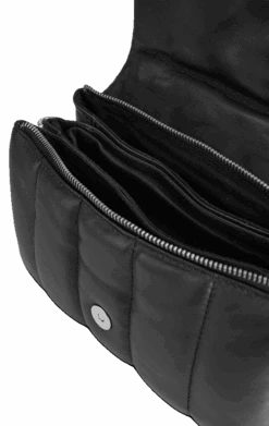 SusanaMBG Crossbody Taske, Asymmetric Puffer -Tasker Shop markberg dk crossbody taske one size susanambg crossbody taske asymmetric puffer 51949328761171