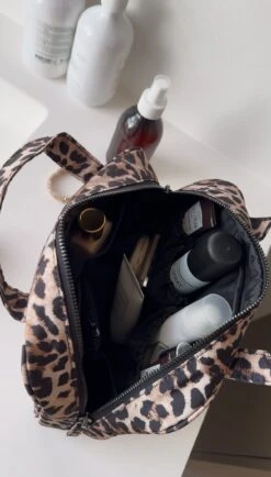 DiscoverMBG Leopard Toilettaske, Recycled -Tasker Shop markberg dk toiletry bag one size discovermbg leopard toilettaske recycled 1158874913