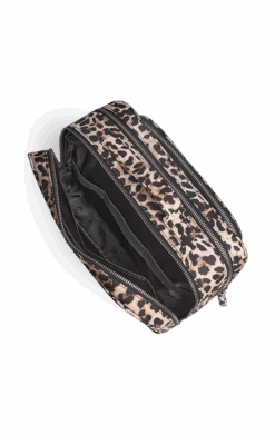 GuardMBG Leopard Toilettaske, Recycled -Tasker Shop markberg dk toiletry bag one size guardmbg leopard toilettaske recycled 1112365194