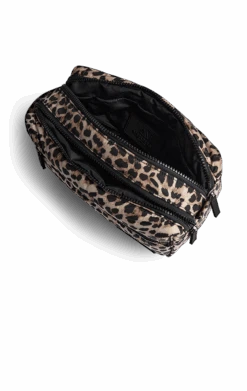 JosephineMBG Leopard Large Toilettaske, Mega Puffer -Tasker Shop markberg dk toiletry bag one size josephinembg large toilettaske recycled mega puffer 58981249188179