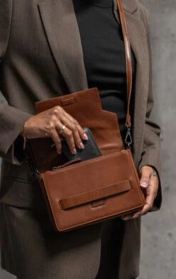 VanyaMBG Crossbody Taske, Antique -Tasker Shop markbergdk crossbody taske one size vanyambg crossbody taske antique 52842395074899