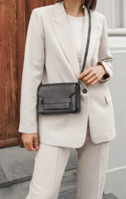 VanyaMBG Crossbody Taske, Grain -Tasker Shop markbergdk crossbody taske one size vanyambg crossbody taske grain 37587125928178